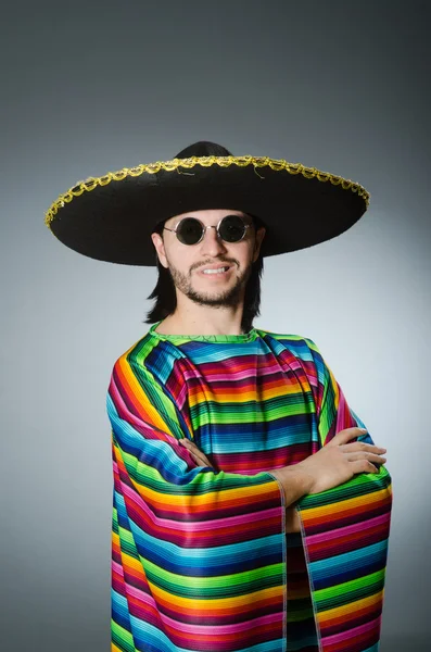 Mexicano engraçado usando chapéu sombrero — Fotografia de Stock