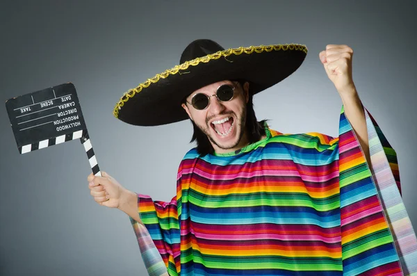 Homem mexicano com placa de filme — Fotografia de Stock