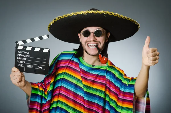 Hombre mexicano con tablero de cine —  Fotos de Stock