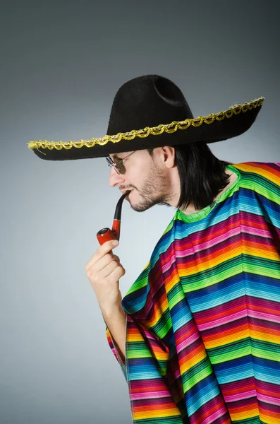 Tubo de fumar mexicano vestindo sombrero — Fotografia de Stock
