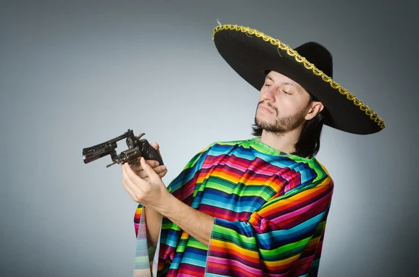 Mexicaanse met pistool dragen sombrero — Stockfoto