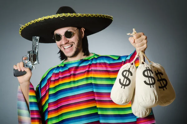 Man met geweer en geld zakken — Stockfoto