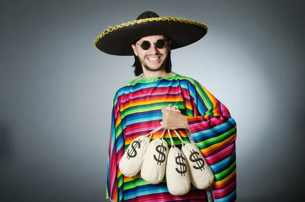 Mexicain homme avec des sacs d'argent — Photo