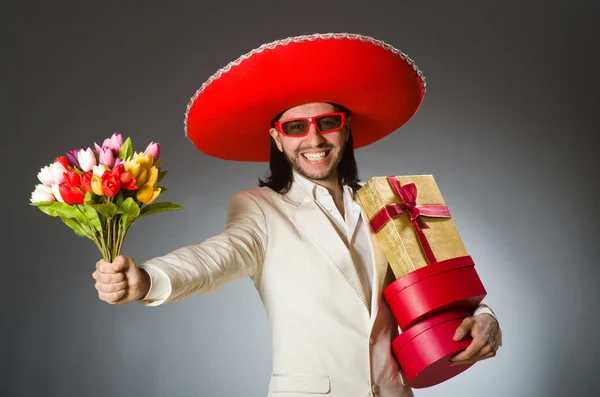 Persona que usa sombrero sombrero en concepto divertido —  Fotos de Stock