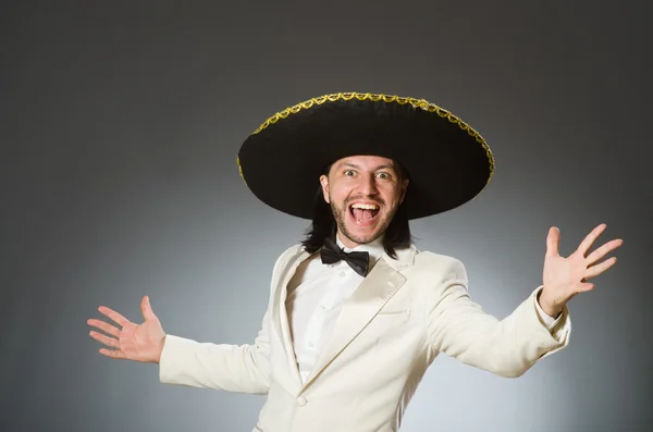 Person mit Sombrero-Hut in lustigem Konzept — Stockfoto