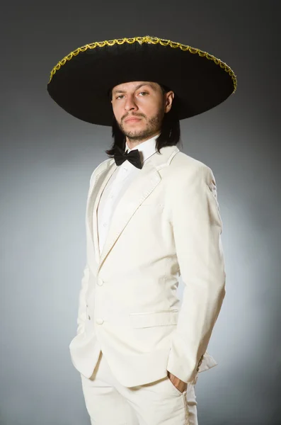 Persona que usa sombrero sombrero en concepto divertido — Foto de Stock