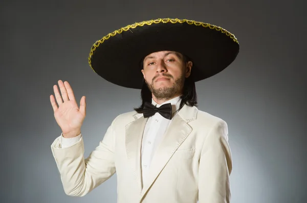 Personne portant un chapeau sombrero dans un concept drôle — Photo