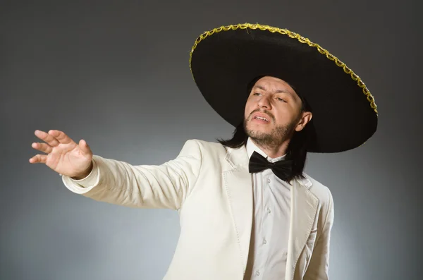 Personne portant un chapeau sombrero dans un concept drôle — Photo