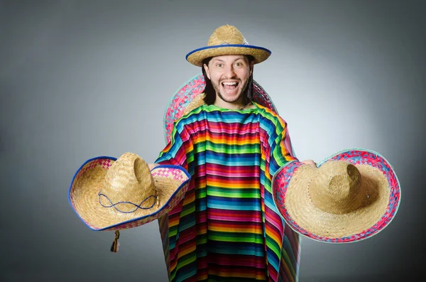 Divertente messicano indossando cappello sombrero — Foto Stock