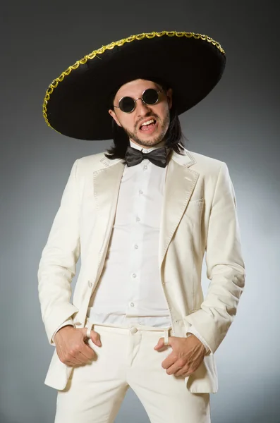 Persona que usa sombrero sombrero en concepto divertido — Foto de Stock