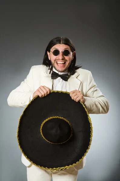 Persona que usa sombrero sombrero en concepto divertido —  Fotos de Stock