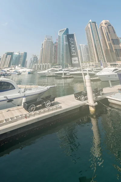Dubai - 9 agosto 2014: Dubai Marina District il 9 agosto negli Emirati Arabi Uniti. Dubai è in rapido sviluppo città in Medio Oriente — Foto Stock