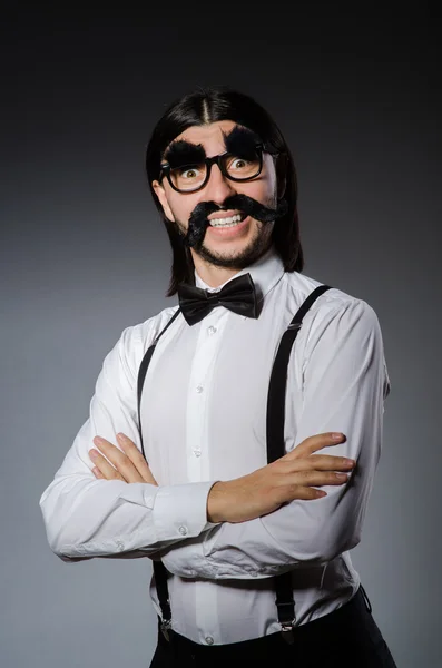 Homme avec moustache et lunettes de soleil contre gris — Photo