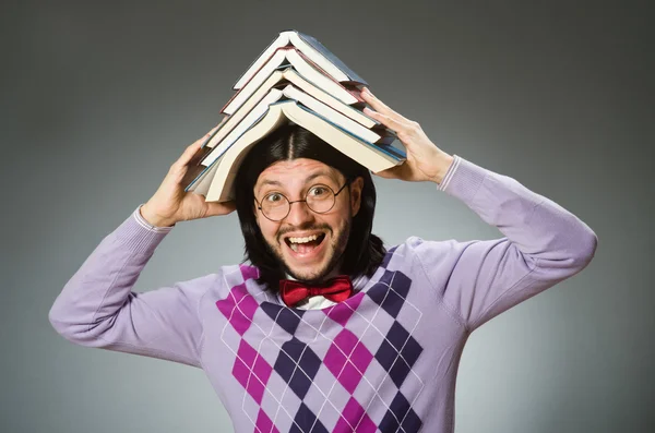 Jovem estudante com livro no conceito de aprendizagem — Fotografia de Stock