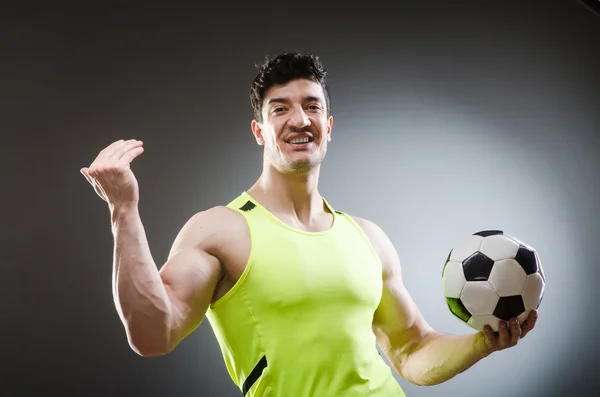 Uomo muscolare con palla da calcio — Foto Stock