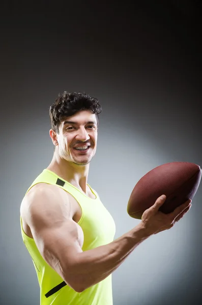 Homme musclé avec football américain — Photo