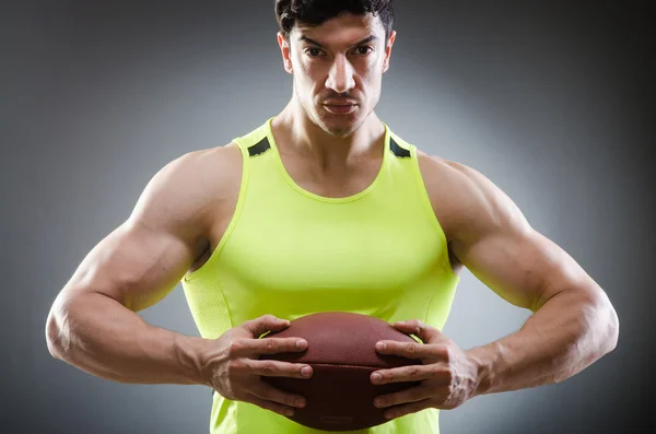 Hombre musculoso con fútbol americano — Foto de Stock