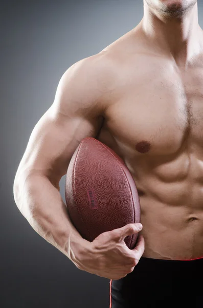 Hombre musculoso con fútbol americano — Foto de Stock