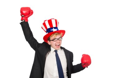 Amerikan sembollü şapka giyen adam.