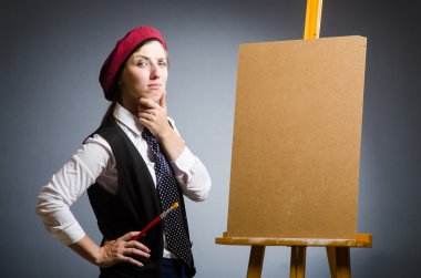 Stüdyoda çalışan komik bir sanatçı.