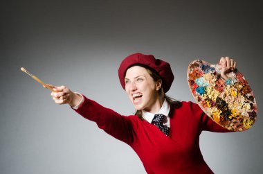 Stüdyoda çalışan komik bir sanatçı.