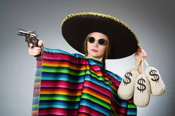 Meisje in Mexicaanse poncho met handwapen en geld zakken tegen g — Stockfoto