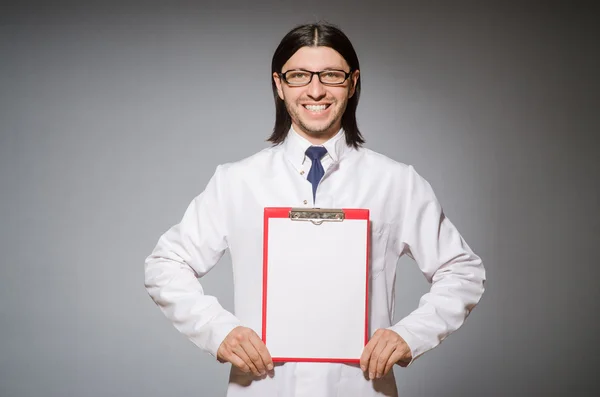 Mužské doktor s deník proti šedi — Stock fotografie