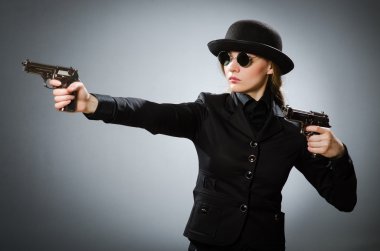 Griye karşı silahı olan kadın casus.