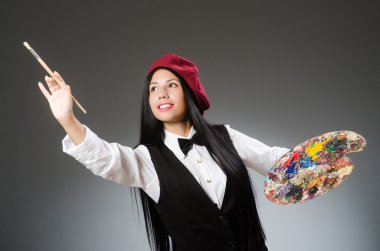 Stüdyoda çalışan komik bir sanatçı.