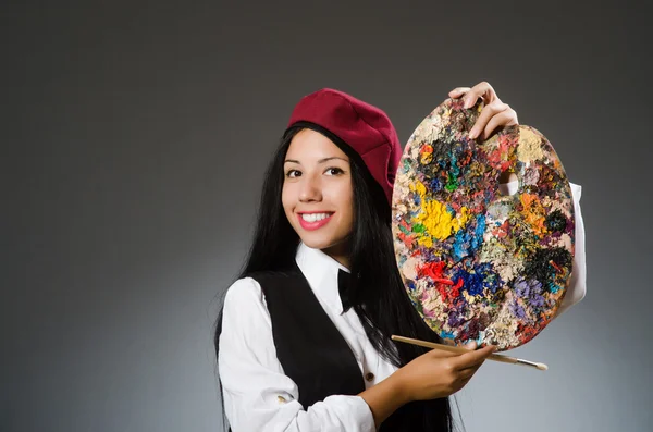 Lustiger Künstler arbeitet im Atelier — Stockfoto