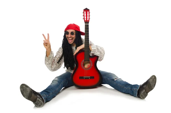 Männlicher Musiker mit Gitarre isoliert auf weiß — Stockfoto