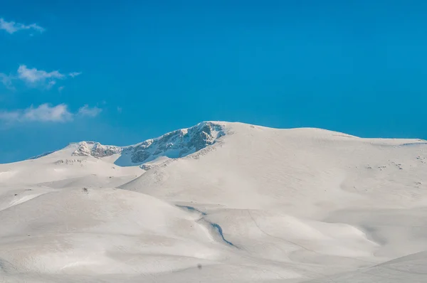 Montagnes d'hiver le jour d'hiver lumineux — Photo