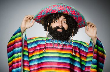 Şapka takan kişi komik bir konsept.