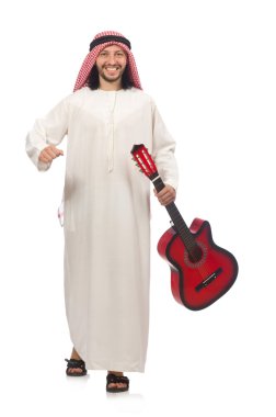 Arap adam beyazda soyutlanmış oynuyor