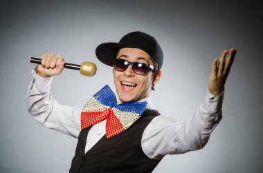 Karaoke konseptinde mikrofonlu komik adam