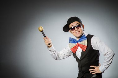 Karaoke konseptinde mikrofonlu komik adam