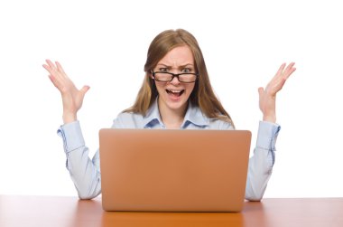Çalışma masasındaki ofis çalışanı beyazla izole edilmiş.