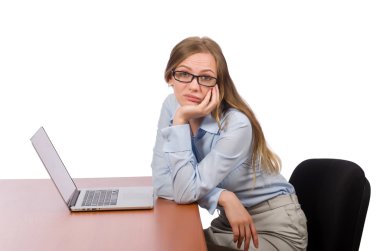 Çalışma masasındaki ofis çalışanı beyazla izole edilmiş.