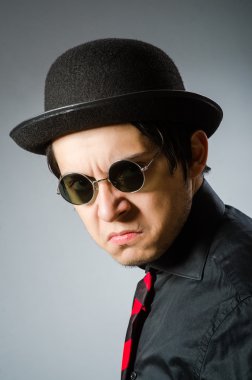 Antika şapkalı komik adam.