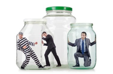 İnsanlar cam kavanozda kapana kısıldı.