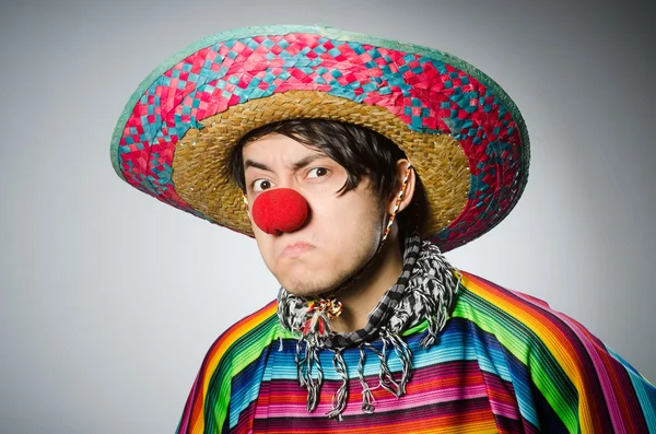 灰色に対する鮮やかなメキシコのポンチョの男 — ストック写真