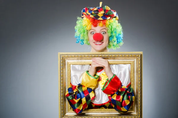 Clown mit Bilderrahmen in witzigem Konzept — Stockfoto