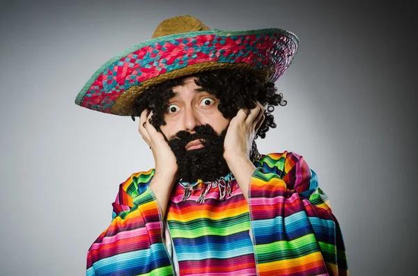 Person som bär sombrero hatt i roligt koncept — Stockfoto