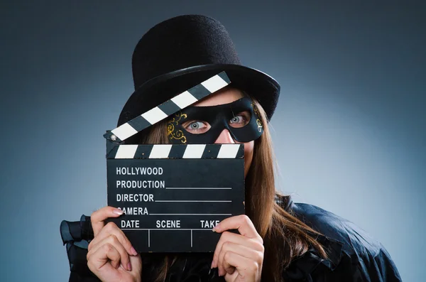 Frau trägt Maske mit Filmtafel — Stockfoto