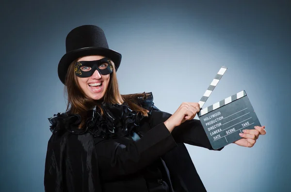 Vrouw met masker en filmbord — Stockfoto