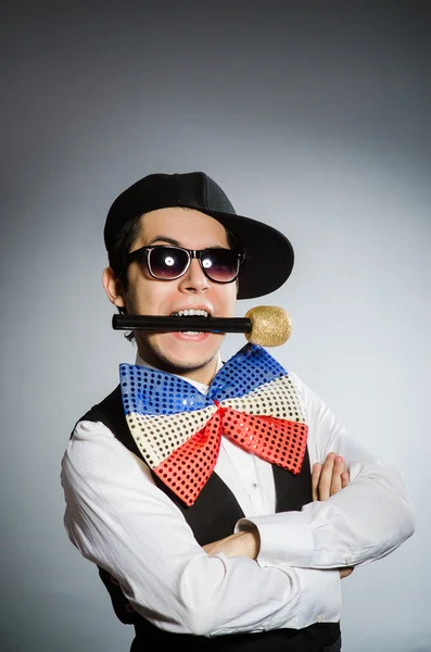 Αστείος άνθρωπος με μικρόφωνο στην έννοια καραόκε — Φωτογραφία Αρχείου