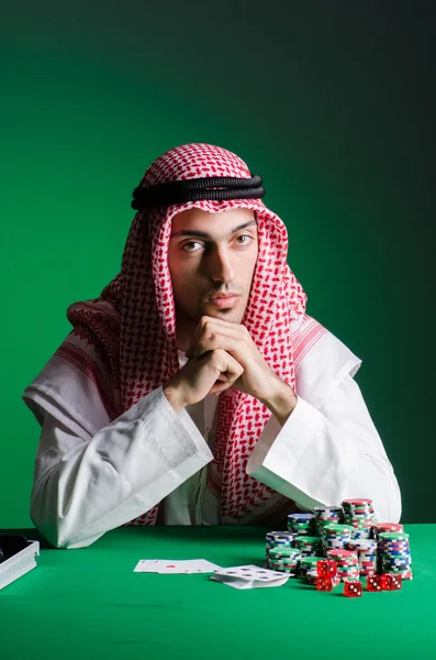 Hombre árabe jugando en el casino — Foto de Stock