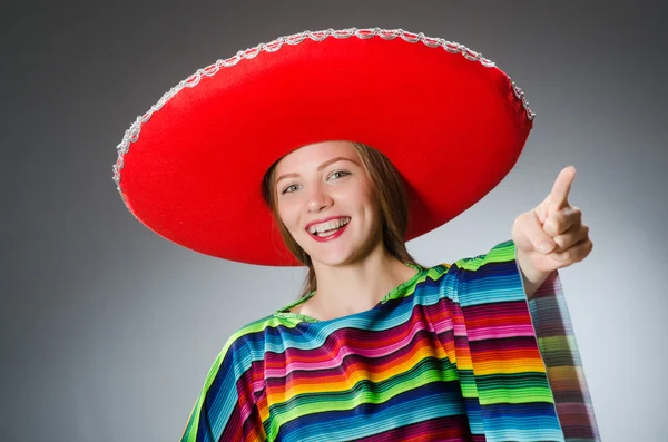 Meisje in Mexicaanse levendige poncho tegen grijs — Stockfoto