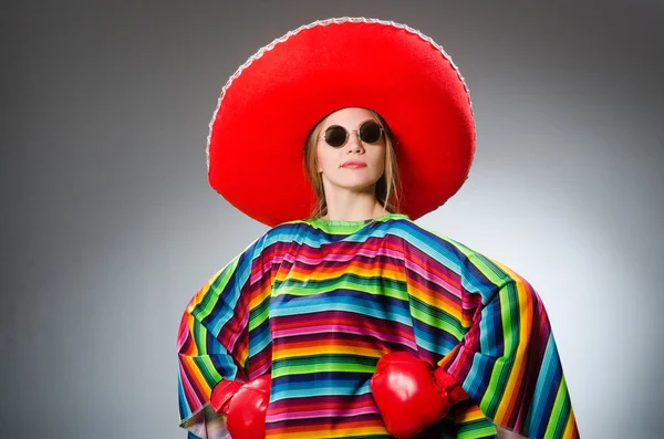 Ragazza in messicano vivido poncho e guanti scatola contro il grigio — Foto Stock