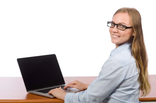 Büroangestellte am Arbeitstisch mit Laptop isoliert auf weiß — Stockfoto